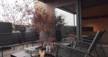 Minimalist teras dairesi, Japon ağaçları, ahşap zemin, lüks apartman dairesi, emlak konsepti. İtalyan minimalist tasarım mobilyalar, modern teraslı gerçek apartman..
