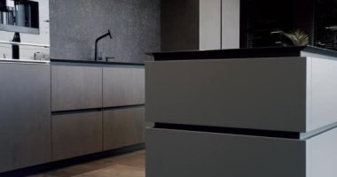 Modern ve geniş ahşap mutfak odası. Gayrimenkul. Bir adası olan lüks bir mutfak. Modern Krom Musluk. Yeni Ev 'de minimalist tasarım. Gerçek Lüks Tasarım İçi. Neoklasik biçim, samimi iç mekan.