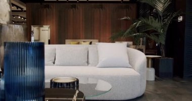 Bej ve beyaz mobilyalı modern Minimalist oturma odası. Köşedeki kanepe, sandalye ve kitaplığı olan lüks modern ev içi. Moda mobilyalar. Gayrimenkul özel evi.