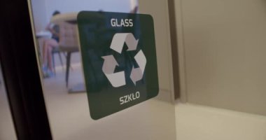 Renkli kutular, atık ayıklama, metal, plastik, cam, ampul, organik. Geri dönüşüm, atık ayıklama ve çevreyi kurtarma sembolü. Renkli atık, geri dönüşüm işareti var. Doğal ortamın korunması.