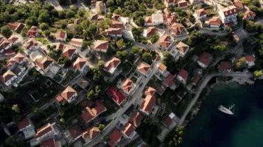 Yunanistan 'ın sahil kenti. Yat parkı. Gün batımında deniz kenarı manzarası. Yeşil Dağlar adasında, gemiyle yaz gezisi.