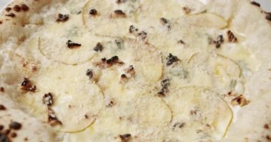 4 peynirli Big Pizza ve armut Lezzetli İtalyan Napoli Pizza Servisi beyaz masa ve malzeme üzerinde. Kamera Uzaklaş. Lezzetli Fast Food. Parmesanlı armut ve Gorgonzola..