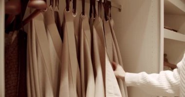 Mağazada perdeleri genç bir kadın seçiyor. Kadın eli, galeride ya da mağazada perde için kumaş seçiyor. Kumaş dükkanında kumaşı inceliyorum. Müşteri elleri