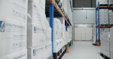 Endüstri iç depolama odası. Lojistik merkezi raflarla dolu, çok sayıda deste var. İçinde karton kutular olan bir depo. Palet raflarında, lojistik merkezde..