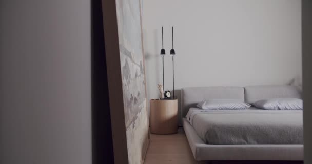 卧室里的简约的公寓 白色色调 现代的大画面和黑色的灯 简约的室内环境 雅致的家 宾馆房间 现代家具 现代家居设计 — 图库视频影像