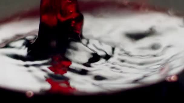 Kırmızı Üzüm Şarabı Bardağa Doluyor Yukarıdan Gelen Yavaş Çekimde Şeffaf — Stok video