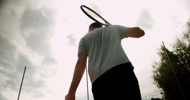 Man Dient Bal Tijdens Tenniswedstrijd Slow Motion Weekend Zondagse Activiteit — Stockvideo