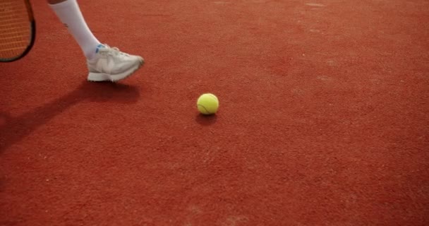 Kadın Tenisçi Servis Yapmak Için Sahadan Raketle Topu Alıyor Arkadaşlar — Stok video