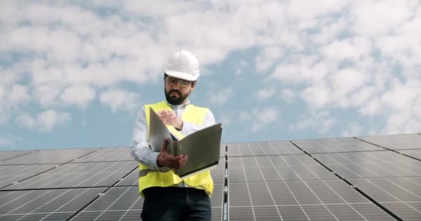 Technik Sprawdza Farmę Ogniw Słonecznych Przez Pole Paneli Słonecznych Ogniwa — Wideo stockowe