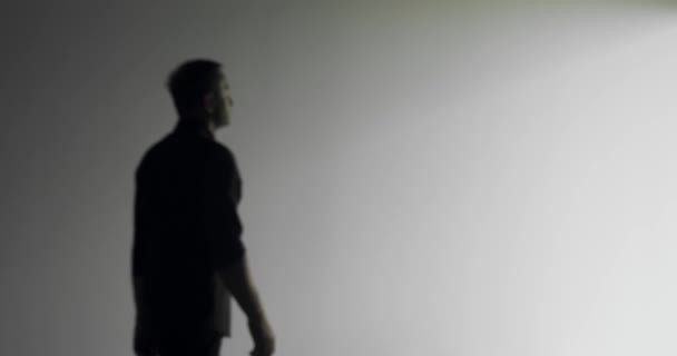 Homme Marcher Dans Moderne Contemporain Blanc Minimaliste Salon Avec Grandes — Video