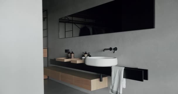 Minimalist Döşeme Kahverengi Renkli Ahşap Banyo Aksesuarları Ayna Duş Başlığı — Stok video
