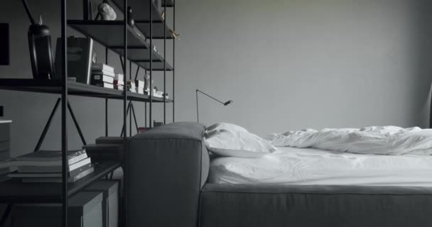 Dormitorio Moderno Interior Cama Con Muchas Almohadas Minimalista Estilo Escandinavo — Vídeo de stock
