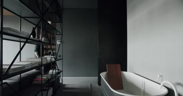 Lüks Bir Yatak Odası Tuvalette Birlikte Yürüyen Bir Adam Modern — Stok video