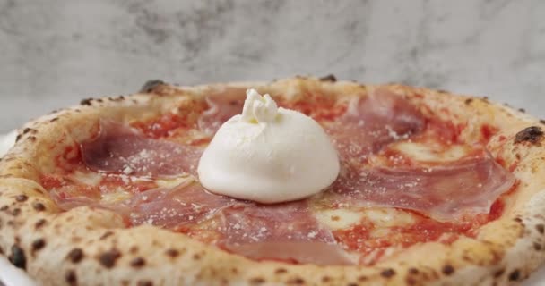 Пицца Прошутто Сыром Белом Фоне Вид Сверху Итальянская Кухня Ингредиентами — стоковое видео