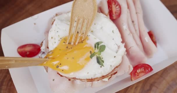 Рука Человека Служит Режет Одноразовым Ножом Вкусный Английский Завтрак Жареными — стоковое видео