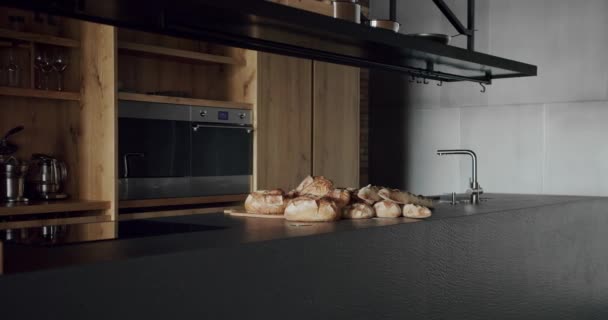 Modern Geniş Ahşap Mutfak Odası Gayrimenkul Lüks Evdeki Modern Mekan — Stok video