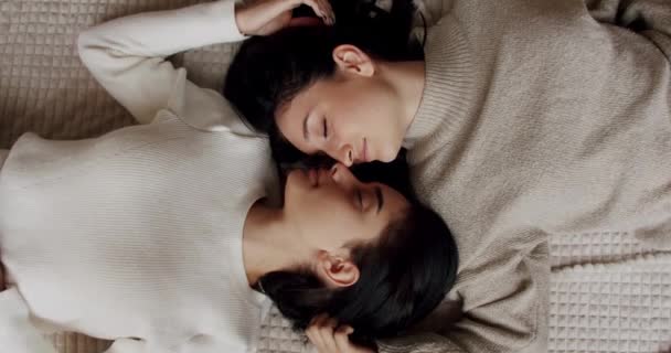 Bir Çift Igbt Lezbiyen Kadınlar Evde Sarılın Birbirinize Sarılın Aşk — Stok video