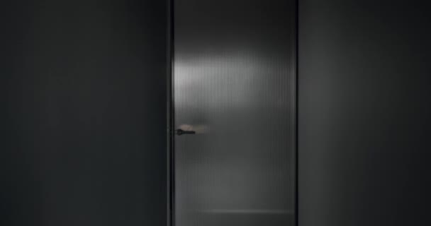 这个人打开了现代房子的透明的门 灰色的现代室内设计 — 图库视频影像