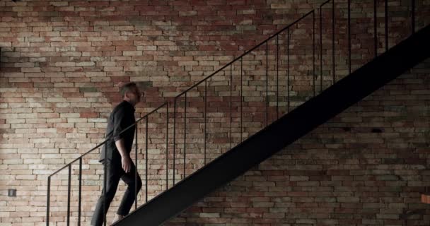Homem Estava Subindo Escadas Casa Para Segundo Andar Casa Parede — Vídeo de Stock