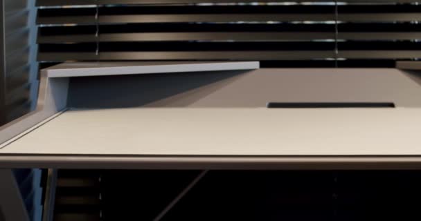 Modernt Arbetsbord Trä Med Minimalistisk Läderstol Bekvämt Arbetsrum Rumspalminredning Minimalistiska — Stockvideo