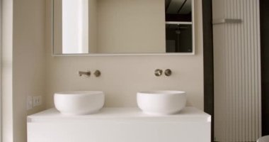 Modern Minimalist İçi 'nde lüks banyo ve beyaz lavabo ve ayna. Sakin Emlak Modern Tasarım İç mimarisi. Yaşam tarzı. Beyaz Minimalist Küvet. Temiz oda ve rahat daire.