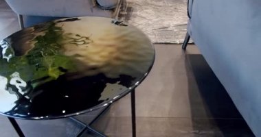 Modern Minimalist Yuvarlak Kahve Masası Çağdaş İçişleri 'nde oturma odasında. Çatı katı gibi bir daire. Oturma odasındaki cam modern yuvarlak masa. Ev lüks dekor.