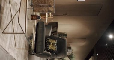 Gri mobilyaları ve tahta duvarları olan modern Minimalist oturma odası. Moda mobilyalar. Minimalist İç İşleri. Lüks Zarif Oda. Gayrimenkul özel evi. Dikey video.