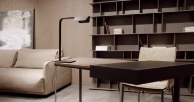 Minimalist kahverengi raf. Minimalist kitaplık. Modern mobilya ve rahat tasarım. Ev modern siyah raf. Modern lambayla çalışmak için kahverengi masa. Ev eşyalarıyla dolu raflar. minimalist mobilyalar.