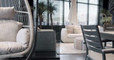 Minimalist sandalyesi ve masası olan beyaz teras mobilyası. Bahçe mobilyaları, Modern Lüks Villa. Minimalist daire. Açık masa ve bahçe parkı için sandalyeler. Lüks villa için modern sandalyeler.
