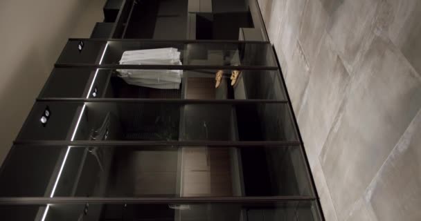 Luxus Ankleidezimmer Mit Schrank Vertikales Video Schwarzer Kleiderschrank Mit Klassischem — Stockvideo