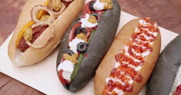 Házi Készítésű Grillezett Hot Dog Zsemlével Mustárral Ketchuppal Salátával Répával — Stock videók