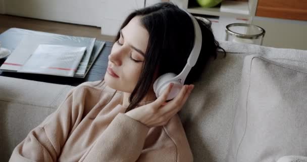 Dbající Mladá Šťastná Žena Nosí Bezdrátová Sluchátka Poslouchá Relaxační Hudbu — Stock video