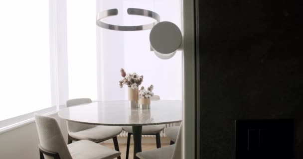 Białe Proste Nowoczesne Wnętrze Elegancki Stół Krzesła Kolacja Minimalistyczna Nowoczesna — Wideo stockowe
