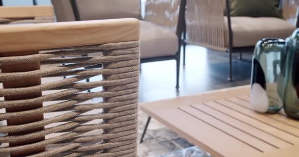 ミニマリストチェアとテーブル付きの夏のテラス家具 庭のための家具 モダンな高級ヴィラ ミニマリストのアパート ガーデンパーク用の屋外テーブルと椅子 高級ヴィラのための現代の椅子 — ストック動画