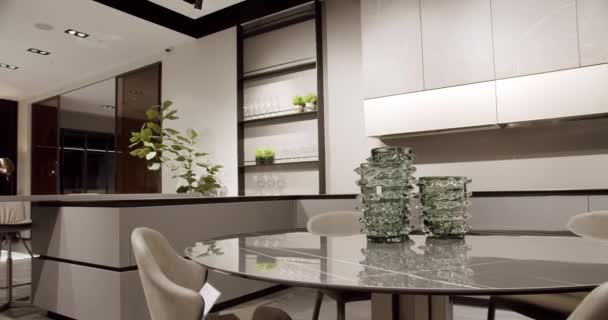 Mobiliário Moderno Cozinha Cinza Branco Com Mesa Mármore Elegância Confortável — Vídeo de Stock