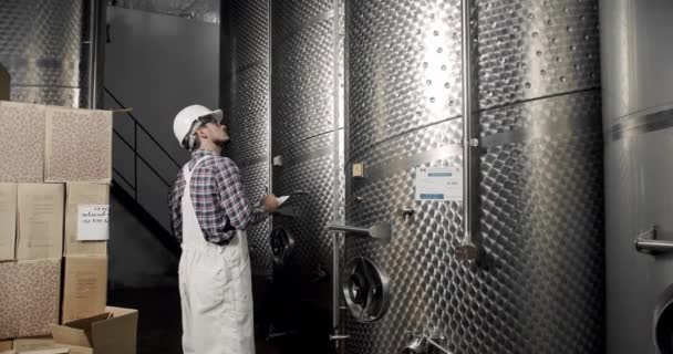 Kontroluje Jakość Sprzętu Produkcyjnego Fabryce Wina Nowoczesny Zakład Winiarski Lub — Wideo stockowe