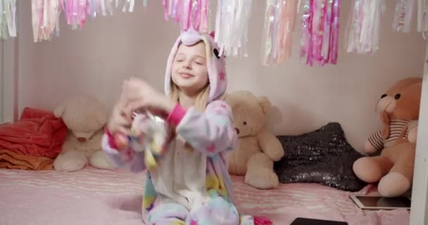 Αξιολάτρευτο Κοριτσάκι Ετών Που Παίζει Στο Παιδικό Δωμάτιο Στολή Μονόκερου — Αρχείο Βίντεο