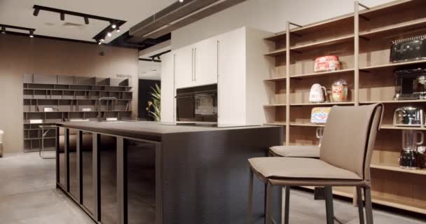 Modern Wit Houten Keukenmeubilair Met Moderne Bruine Stoelen Elegant Comfortabel — Stockvideo