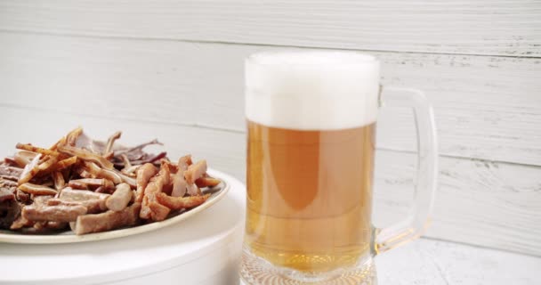 Craft Beer Ins Große Glas Bierkrug Vorhanden Auf Weißem Hintergrund — Stockvideo