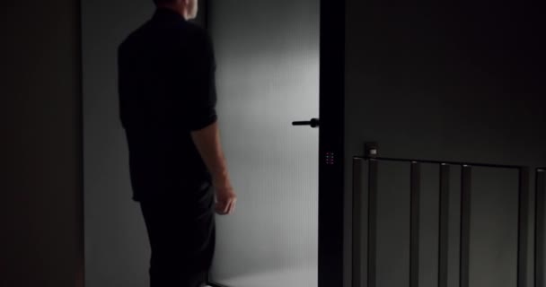 Hombre Abre Puerta Transparente Cierra Casa Moderna Crea Siluetas Sombras — Vídeos de Stock