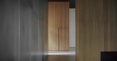Adam eve giriyor. Samimi Modern Mobilya Tasarımı. Lüks Zarif Oda. Ahşap duvarlı modern Minimalist oturma odası. Lüks Modern Ev İçi. Minimalist Ev İçi.