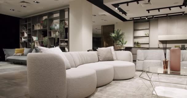 现代简约的客厅 有白色和米黄色的家具和白色厨房 时尚的家具 舒适的现代家具设计 奢华雅致的房间 房地产私人住宅 — 图库视频影像