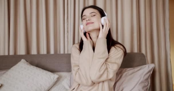 Уважну Молоду Щасливу Жінку Яка Носить Бездротові Навушники Слухає Розслаблюючу — стокове відео