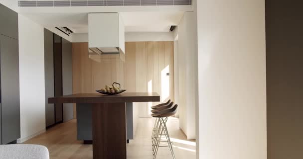 Interiér Minimalistické Kuchyně Světlá Dřevěná Stěna Podlahy Moderní Kuchyň Bar — Stock video
