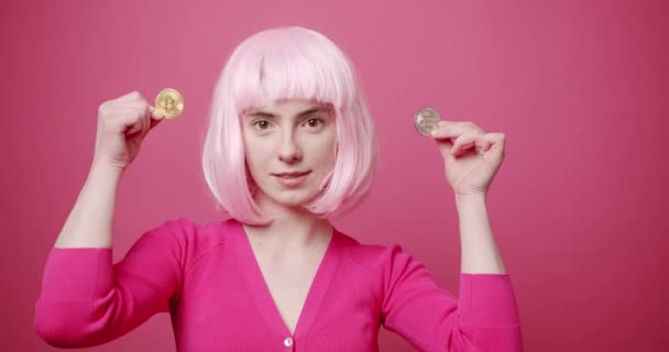 Mladá Modelka Ukazuje Bitcoin Statický Záběr Mladé Ženy Jasnými Vlasy — Stock video