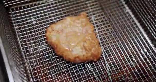Przygotowanie Kotleta Oleju Chrupiące Kotlety Mięsne Przygotowuję Pyszne Hamburgery Świeży — Wideo stockowe