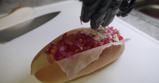 Salchichas Parrilla Caseras Bollos Con Mostaza Ketchup Ensalada Zanahorias Muchos — Vídeos de Stock