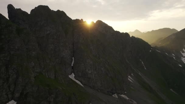 Schöner Sonnenaufgang Über Wilden Waldbergen Sommermorgen Luftaufnahme Der Berge Bewegung — Stockvideo