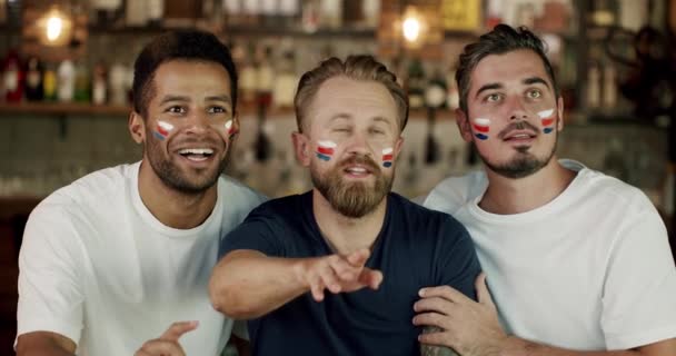 Diverse Voetbalfans Vieren Overwinning Handheld Schot Van Angstige Multiraciale Mannen — Stockvideo