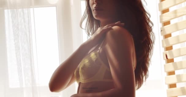 Senhora Sexy Bonita Lingerie Elegante Mulher Sexy Roupa Interior Amarela — Vídeo de Stock